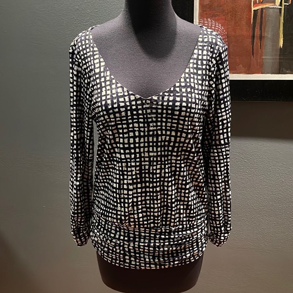Pendleton white/black stretch fine mesh geometric print ruched hem/cuffs top. Lg